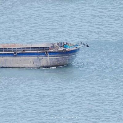 英国海军称一艘船只在也门海岸附近遭到袭击